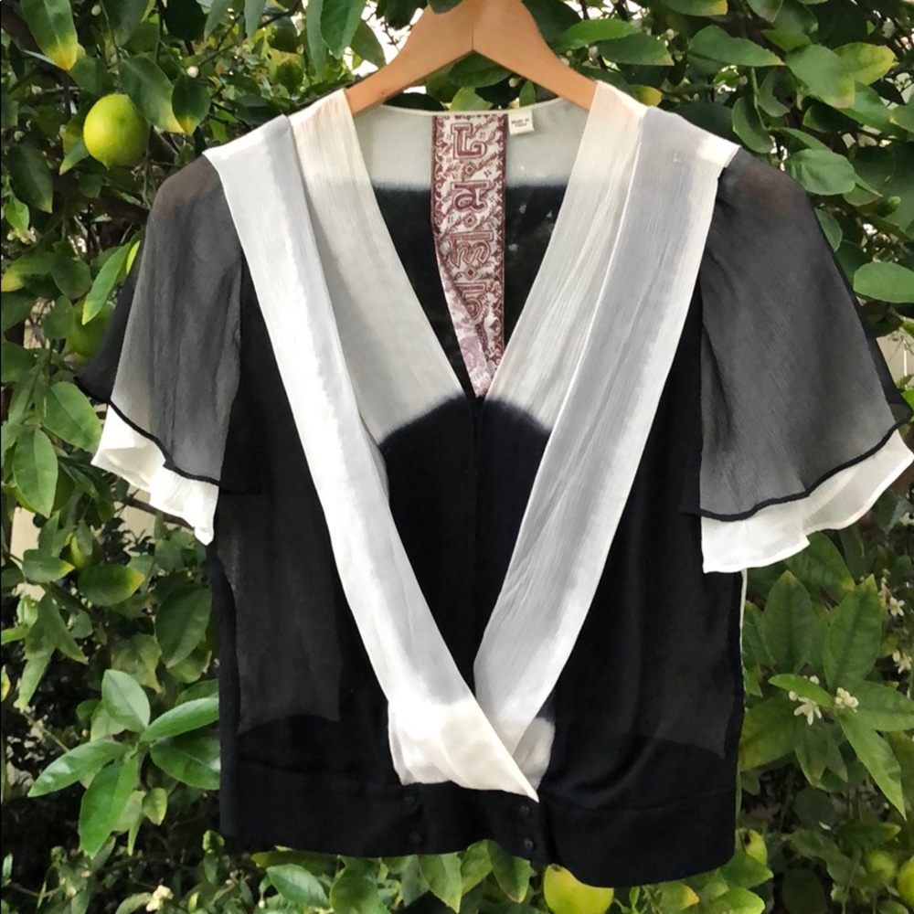 Delicate top with unique style